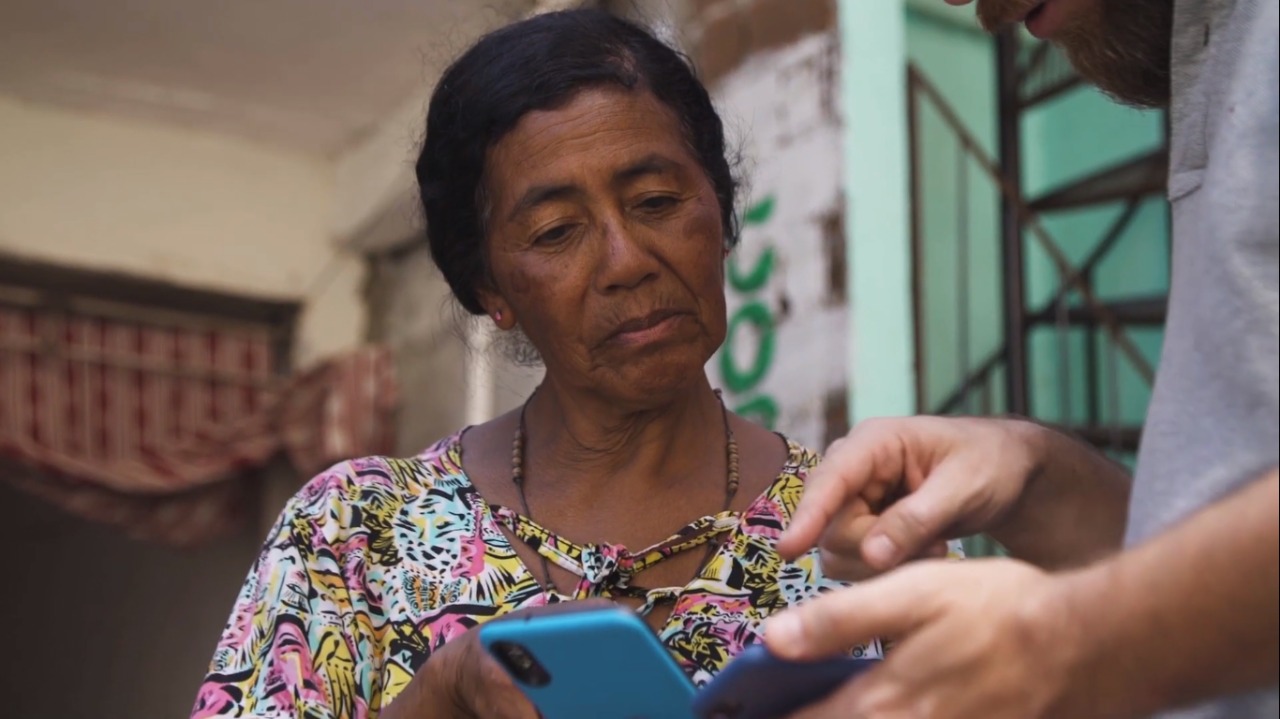 Una señora que está probando la app