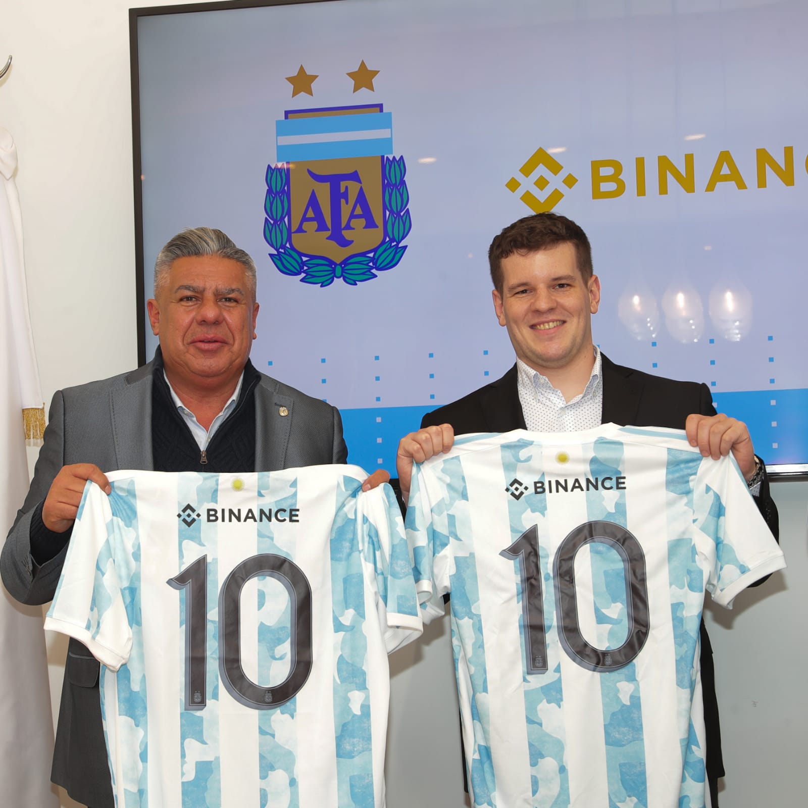 Chiqui Tapia y Maximiliano Hinz, director general de Binance para Latinoamérica