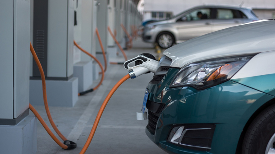 Crece el mercado de carga para autos eléctricos: Chevron apuesta fuerte con una red propia