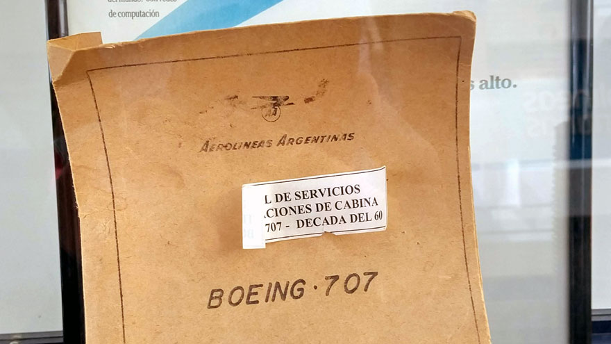 Manual de mantenimiento de un Boeing 707 en una vitrina en las oficinas técnicas de Aerolíneas Argentinas en Ezeiza.