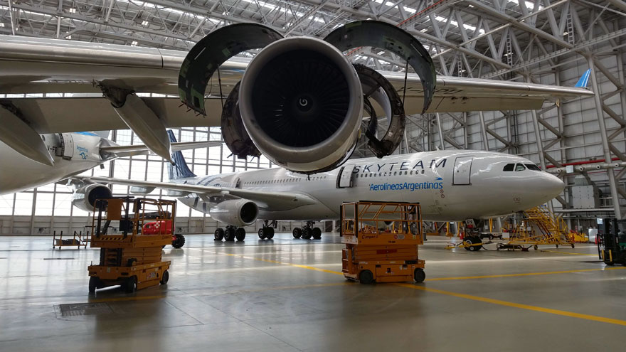 En primer plano, una turbina del Airbus A340-300B LV-FPU, detrás otra unidad del mismo modelo, ambos en el hangar 5 de Ezeiza.