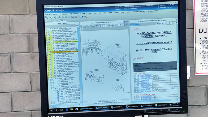 Un monitor de computadora en el hangar 5 muestra un software de gestión del Airbus A340-300B LV-FPU bajo inspección.