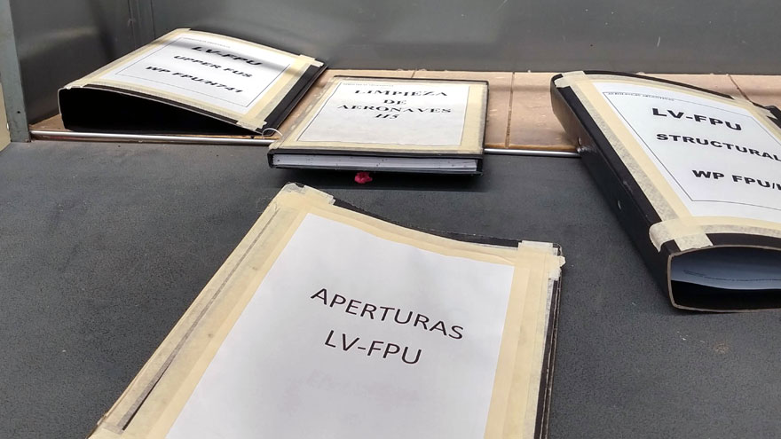 Carpetas de registro de tareas de inspección en el Airbus A340-300B LV-FPU, que serán reemplazadas por el proceso de digitalización.