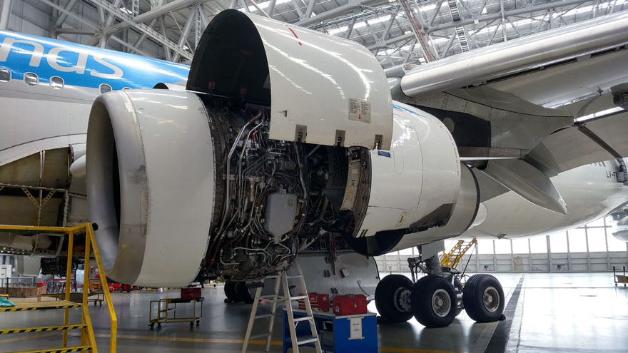 Tareas de mantenimiento en una turbina del Airbus A340-300B LV-FPU.
