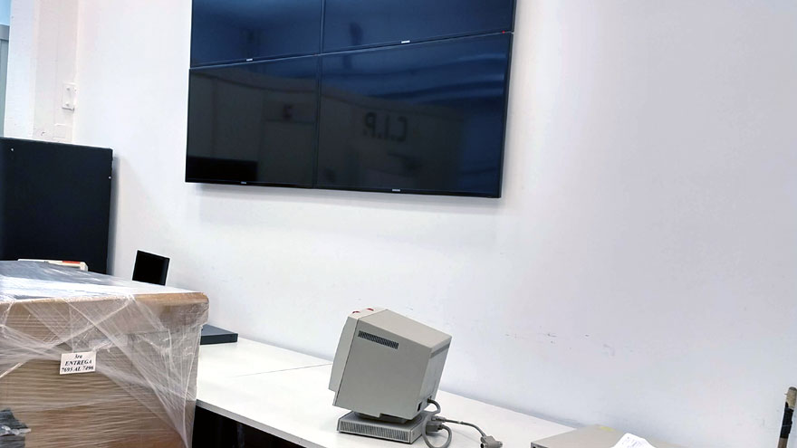 En el plano inferior, un monitor de computadora en desuso que se usaba en el centro de datos en Ezeiza. En el plano superior, pantallas que ofrecerán diferentes perspectivas de vista a la gestión y el estado de la red y los activos informáticos de Aerolíneas Argentinas.