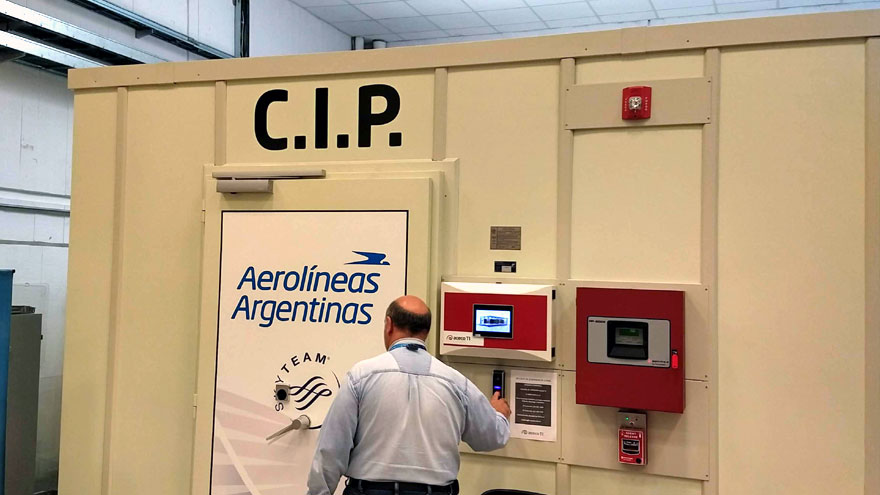 Acceso biométrico al centro de datos de Aerolíneas Argentinas en Ezeiza.