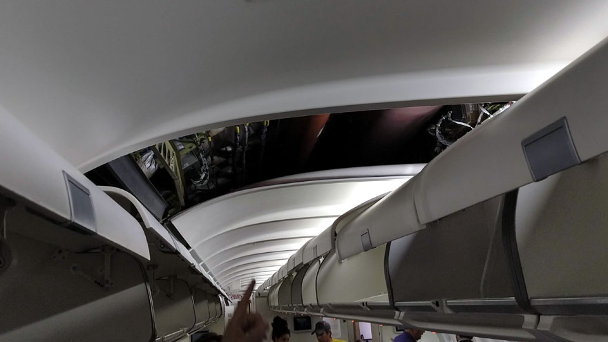 Cableado y tubos internos arriba del techo de la cabina de pasajeros del Airbus A340-300B LV-FPU.