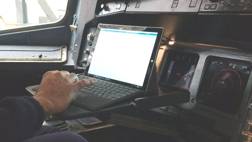 Tableta Surface en la cabina de vuelo del Airbus A340-300B LV-FPU.