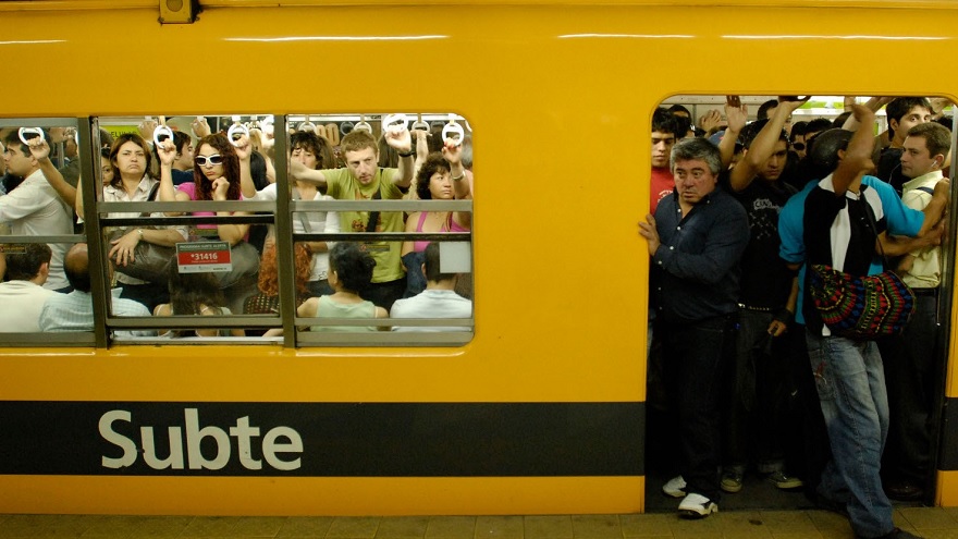 Furor por una aplicación que permite denunciar el acoso y manoseo en el subte