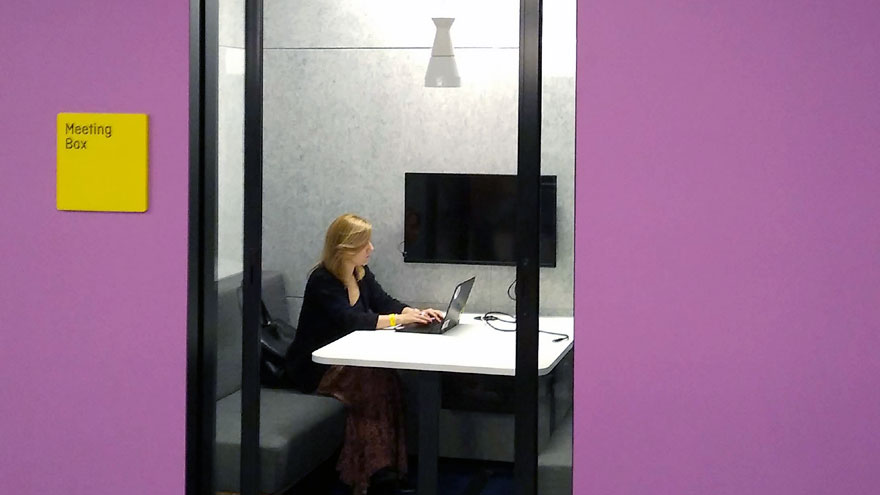 Las salas de reuniones disponen de tecnologías colaborativas.