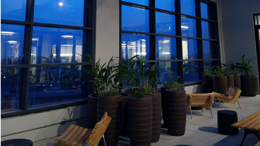 Hay patios al exterior, con vistas a la avenida General Paz.