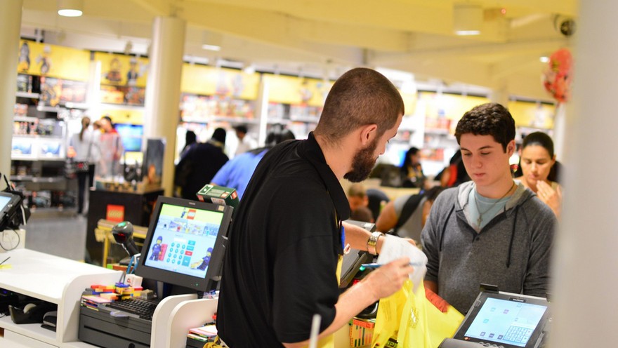 Empleados de Comercio: qué sueldo paga el mercado según el cargo y cómo les impacta el auge de las ventas online