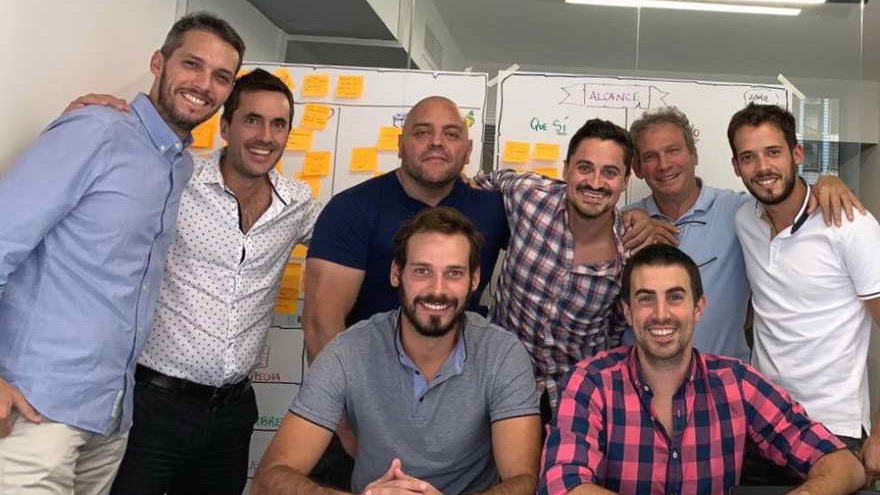 EQUIPO. De izquierda a derecha parados: Guillermo Tabares, Fernando Martínez, Enrique Moyano, Gabriel Montero, Guillermo Esteban Tabares, Facundo Tabares. Sentados: Pablo Tabares y Sebastian Grattarola