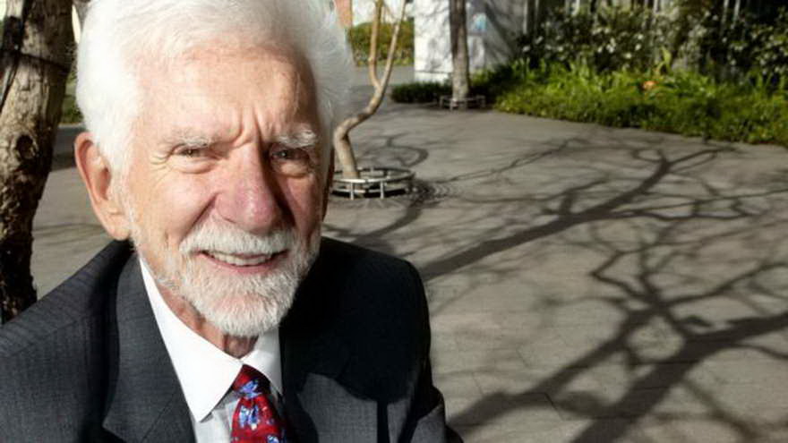 Crear el teléfono fue una carrera contrarreloj, recuerda Cooper