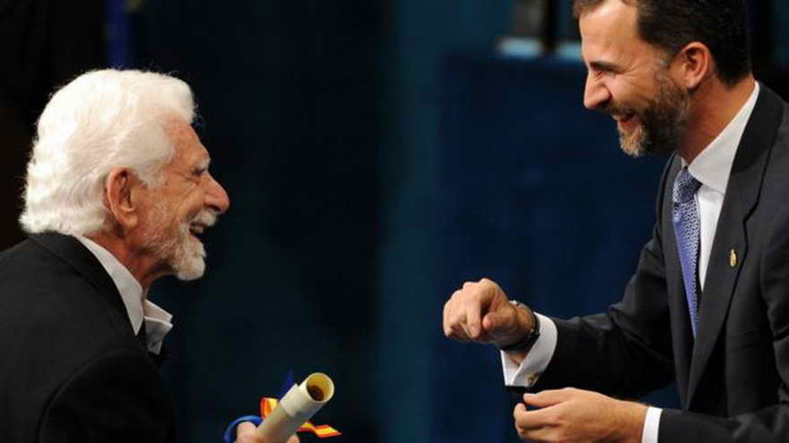 En 2009, Cooper (izq) recibió el Premio de Príncipe de Asturias de Investigación Técnica y Científica del Príncipe Felipe (derecha) de España