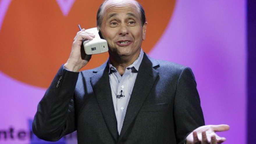 Años después, el presidente y CEO de Motorola Inc., Ed Zander, presentaba en broma el Motorola DynaTAC 8000, durante el 2007 International Consumer Electronics Show en Las Vegas, Nevada