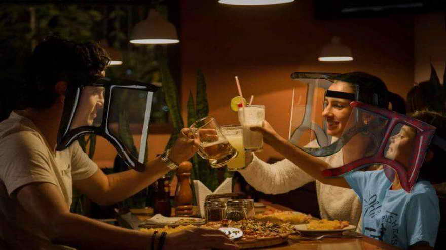 Crean un protector facial inflable que permitiría comer y beber en bares y restaurantes, y hasta en tu casa con invitados