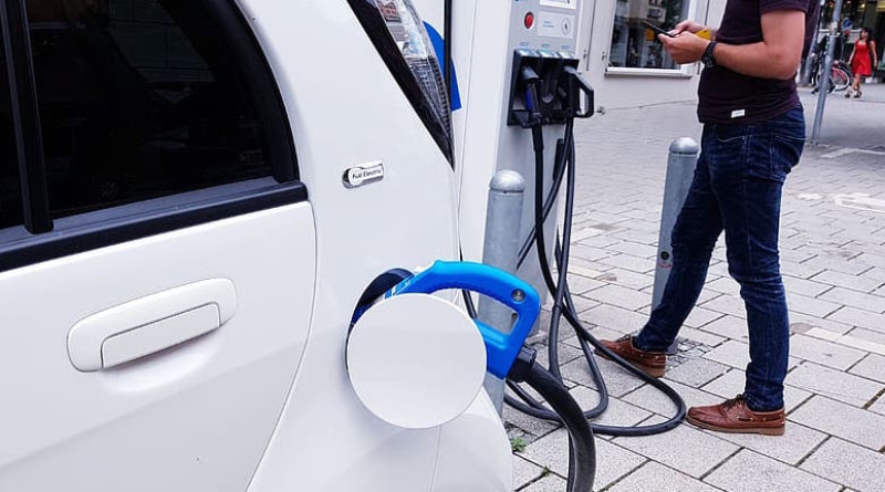 La recarga de autos eléctricos reduce ampliamente el costo comparado con el combustible.