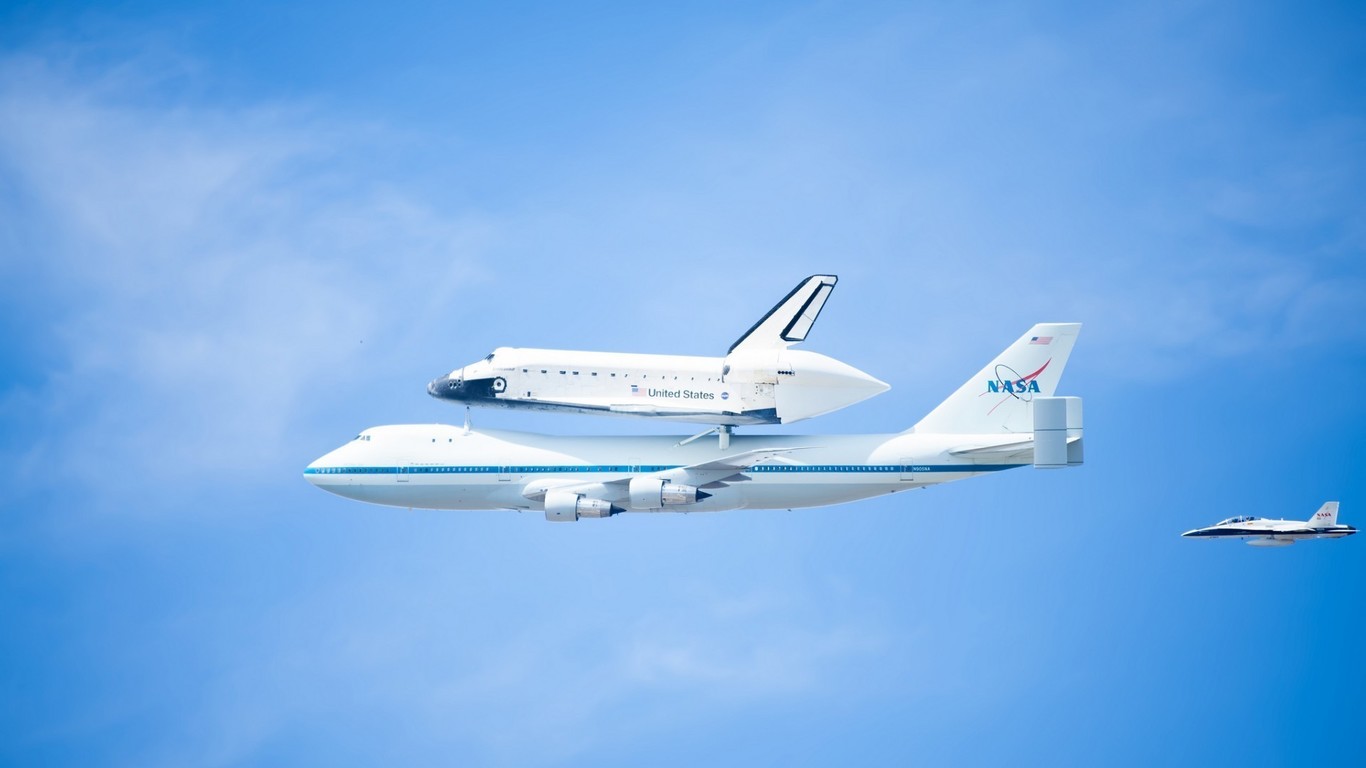 El 747 también fue utilizado por la NASA para transportar los transbordadores espaciales Space Shuttle