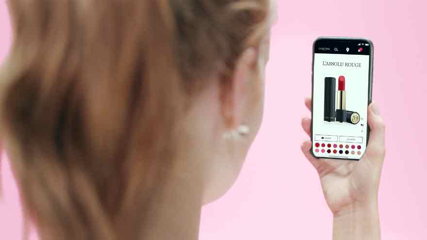 Clienta de Lancome prueba la realidad aumentada en un teléfono móvil