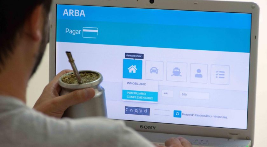 Para desalentar esas operaciones y endurecer el cepo, la Administración Federal de Ingresos Públicos (AFIP) estableció un mecanismo de percepción a cuenta del pago de los impuestos a las Ganancias y a los Bienes Personales del 35%