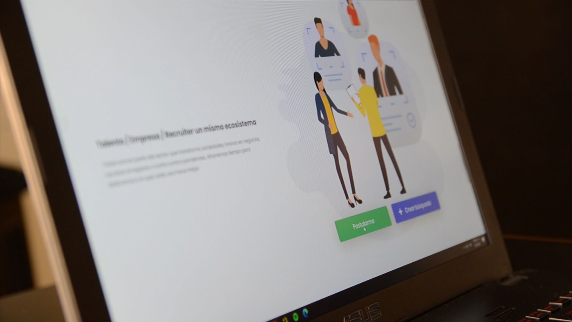 Se concentra exclusivamente en los conocimientos y experiencias de cada perfil