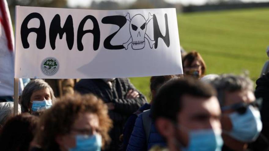 Manifestación contra la construcción de un centro logístico de Amazon en Montbert, cerca de Nantes, Francia. Reuters.