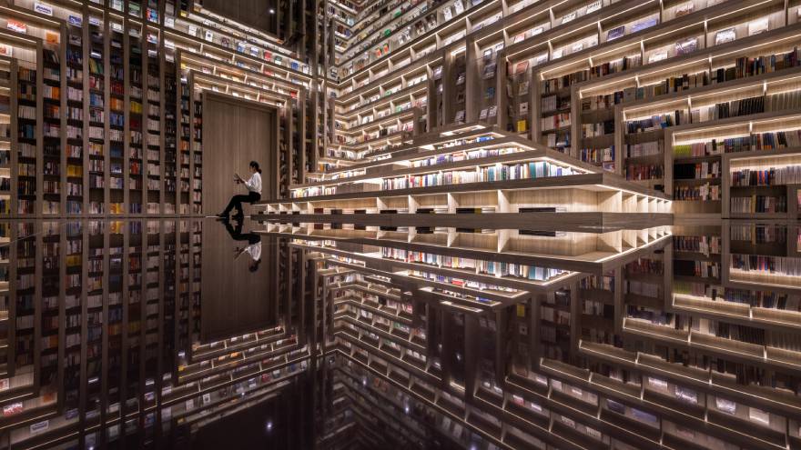 El estudio de arquitectura chino x+Living ha diseñado el FAB Cinema, ubicado en Taiyuán, donde comparten edificio una librería, forrada de espejos, y un cine