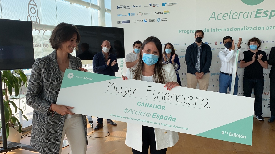 es Contadora y Licenciada en administración graduada con honores en la Universidad de Buenos Aires
