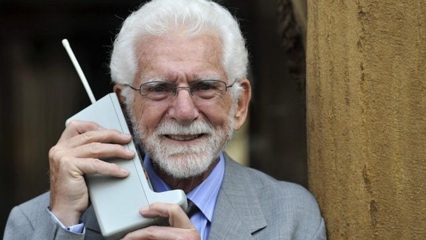 Martin Cooper durante un aniversario de la primer llamada celular