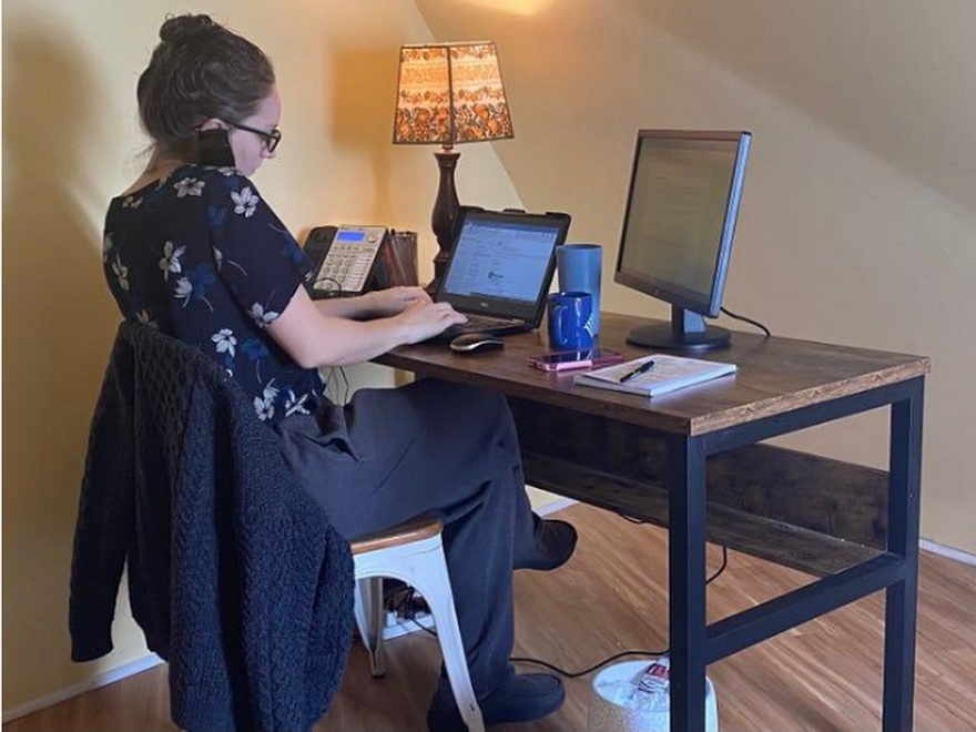 La novia de Alex Lockie probando internet