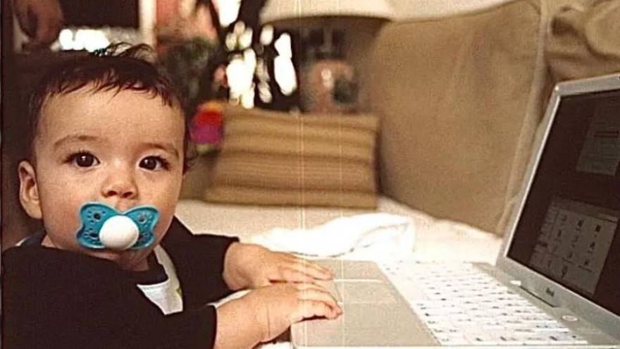 Diego Palma con la computadora de su papá