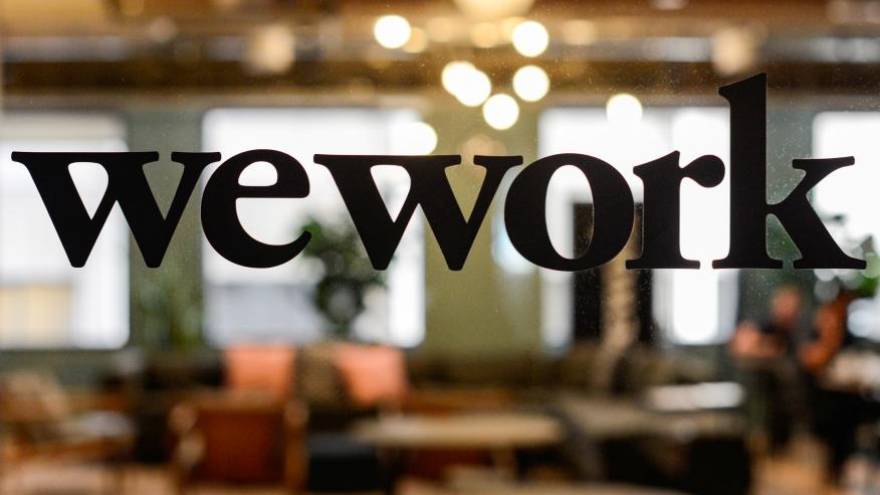 WeWork es una empresa inmobiliaria estadounidense que proporciona espacios de trabajo compartidos para empresas emergentes