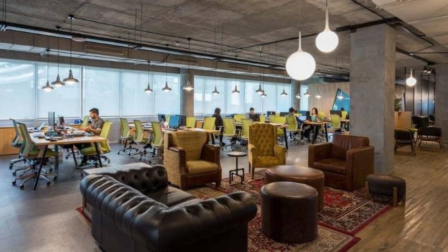 en la organización existe la Escuela Wenance para empleados de diversas áreas