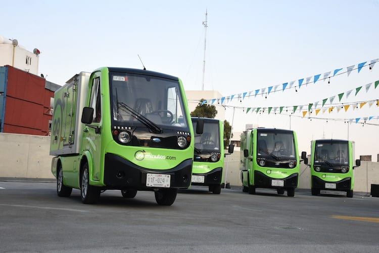 Algunos de los vehículos de entrega eléctricos de la e-commerce 99minutos.com
