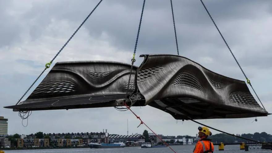 El puente conjura todas las últimas tecnología en el proceso de armado 3D con metales