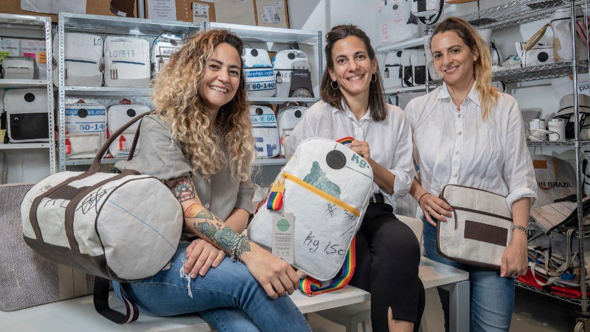 Ornella, Carla y Mora Basilotta, creadoras de Fracking Design, comercio dedicado a la venta de bolsos y mochilas ecológicos