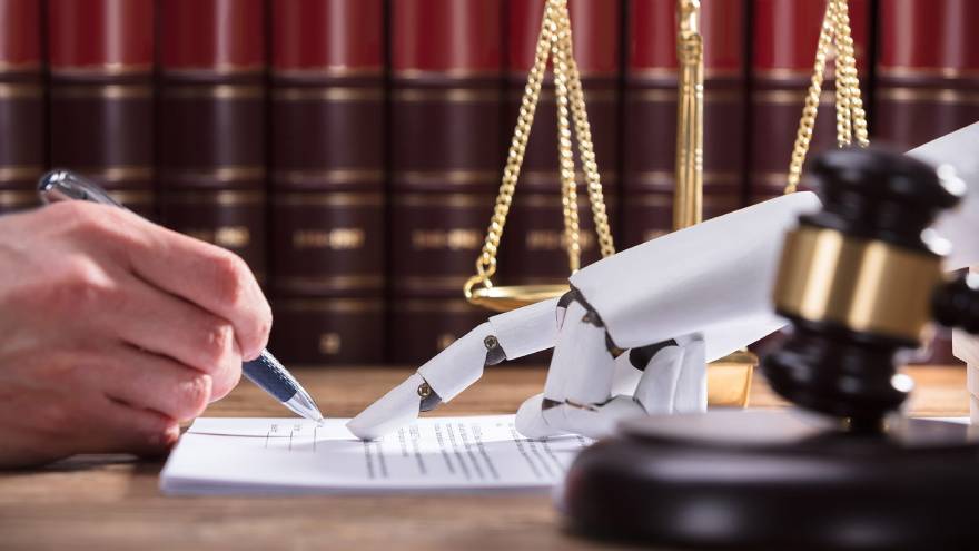 La IA puede colaborar con ciertas tareas repetitivas de contadores y abogados, pero no pueden decidir por sí mismas