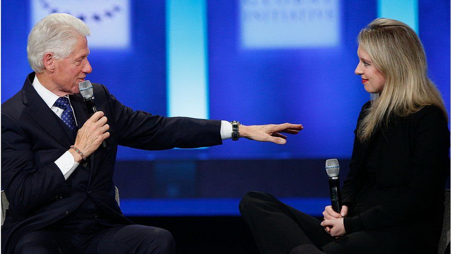 En el escenario junto al expresidente estadounidense Bill Clinton en 2015. En ese momento, Holmes era la multimillonaria por sus propios medios más joven del mundo