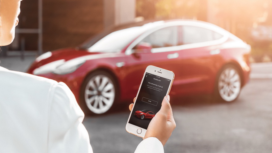 ¿Se puede abrir un Tesla desde el celular?