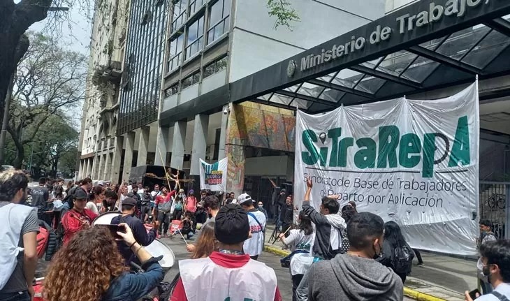 Trabajadores y sindicalistas protestaron por mejores condiciones laborales frente al Ministerio de trabajo