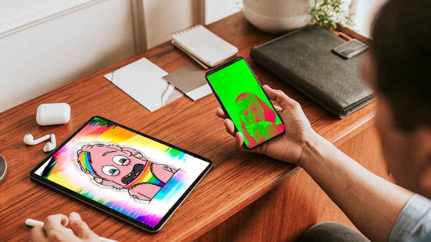 El recluso usa su creatividad para abstraerse de su realidad diaria, y ganar dinero para él y sus compañeros