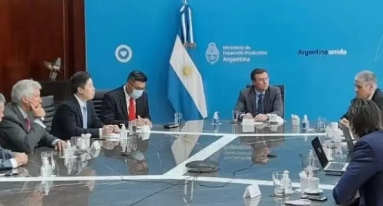 YPF se reunió con el mayor fabricante de baterías de litio, la empresa china CATL, para el desarrollo del sector