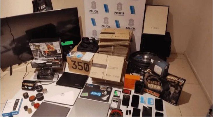 Parte del equipamiento encontrado en la casa del estafador