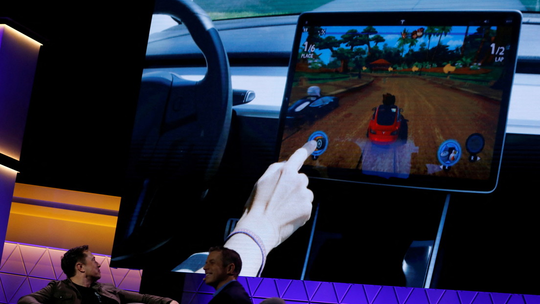 La polémica función de juegos de los modelos de Tesla, 