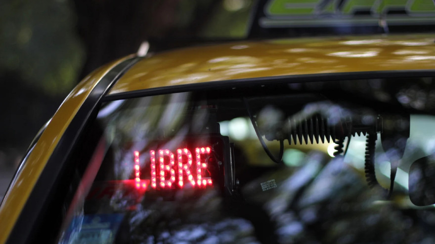 Se hace cada vez más difícil conseguir taxis libres en la ciudad