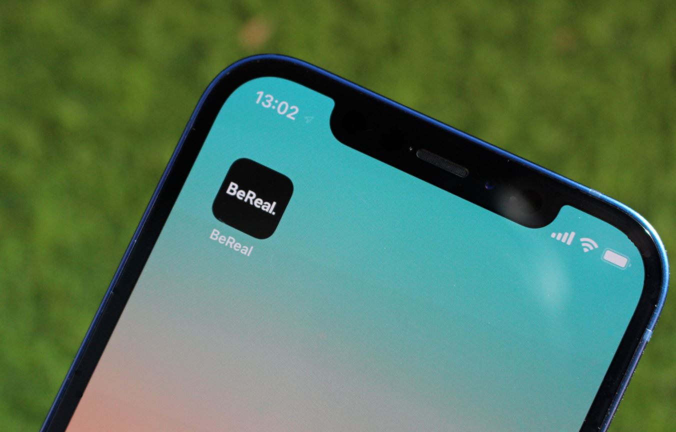 El feed de BeReal se compone de distintas fotos instantáneas con contenido diverso y cotidiano.
