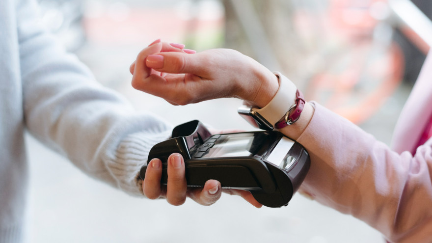 Además de pagar con el teléfono, los usuarios pueden pagar con sus relojes inteligentes.