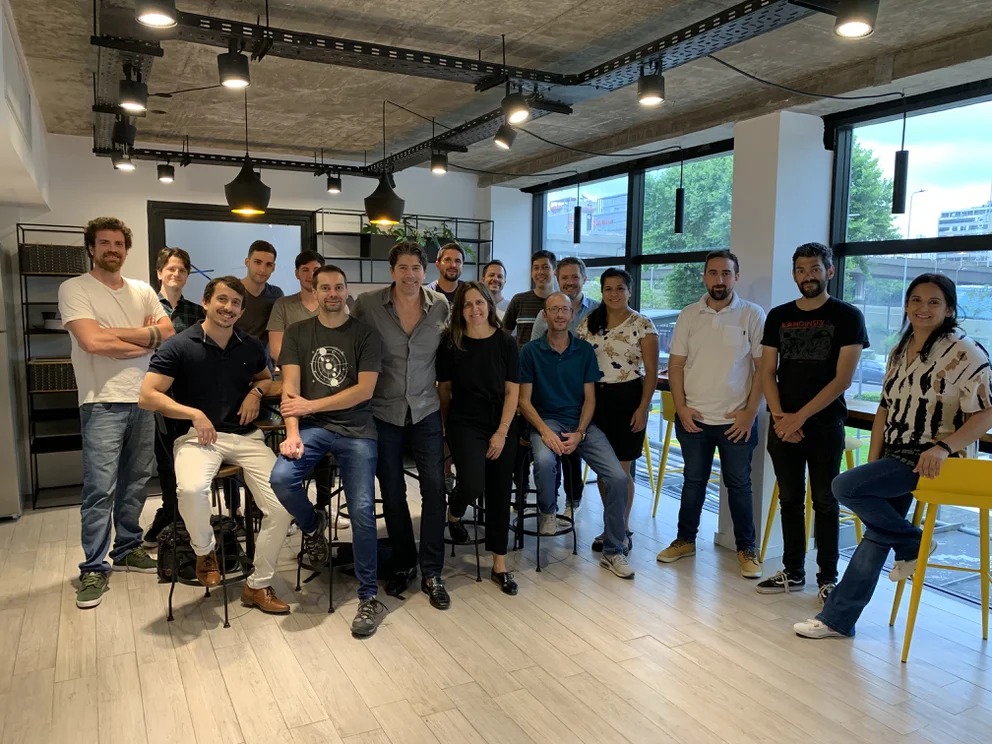 Pablo Pizzimbono, CEO de la fintech (en el cetro, de camisa gris) con otros empleados de la empresa fuente infobae