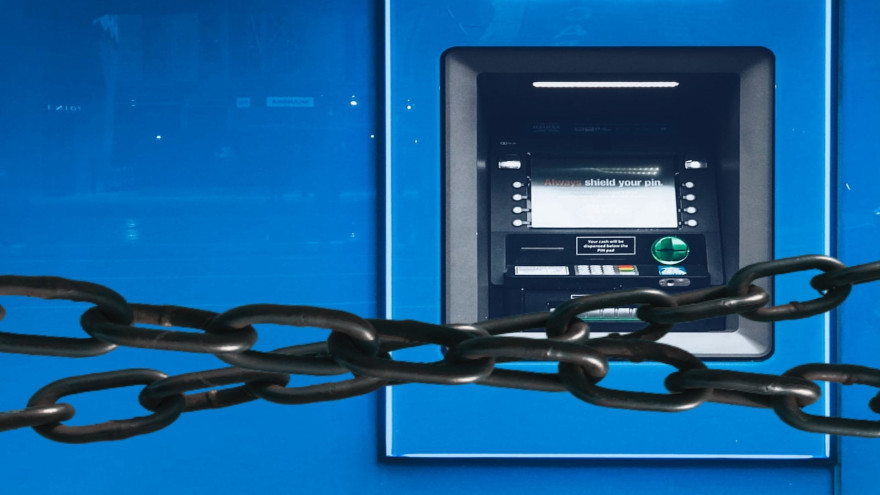 El Reino Unido prog¿hibe la operatoria de cajeros automáticos cripto